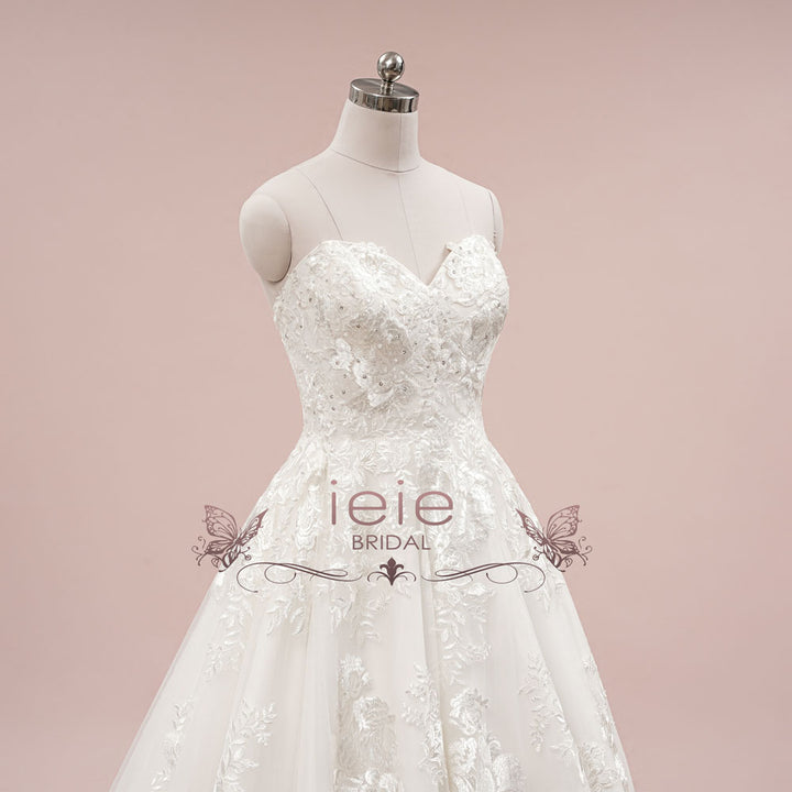 Luxurious Strapless Lace Ball Gown Wedding Dress