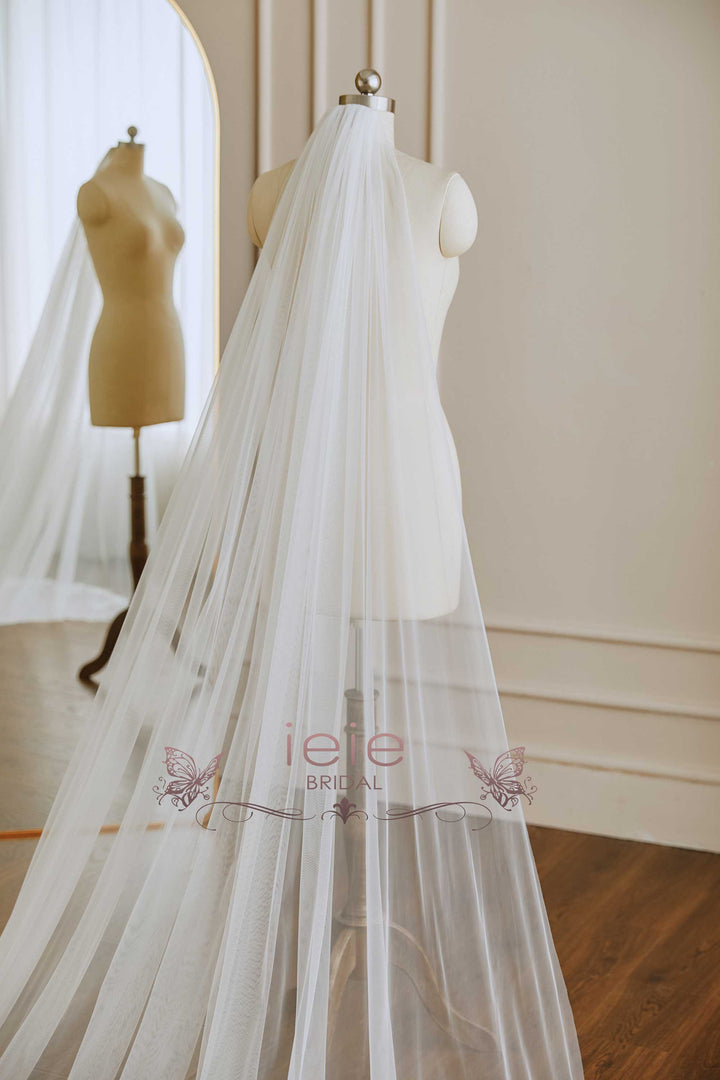 https://www.ieiebridal.com/cdn/shop/products/long-cathedral-lace-wedding-veil-with-lace-at-hem-ieiebridal-vg3042-3.jpg?v=1652044189&width=720